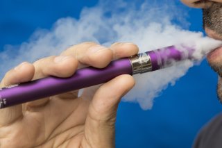 Le Royaume-Uni ne veut plus de la cigarette électronique jetable : trop dangereuse pour la santé, estime-t-il KEYSTONE/JEAN-CHRISTOPHE BOTT